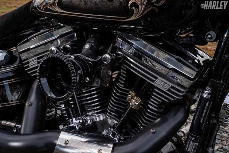 ハーレーダビッドソンFXSBブレイクアウト|HDブイモンスターカスタム|エンジン部|ハーレーカスタムトレンドニュース:FXSBブレイクアウト【アートの域に達した麗しのプロポーション】
