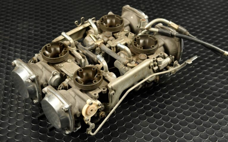 ヤマハVMAX|キャブレーター|連結プレート|’80s国産名車・ヤマハVMAX完調メンテ#2【長寿車だけあって致命的な弱点はナシ】