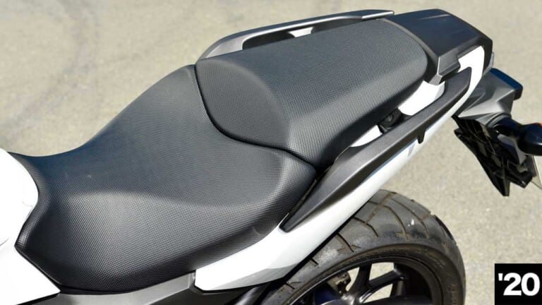 ホンダNC750X新旧比較試乗インプレ|'20モデル|シート|ホンダNC750X新旧比較試乗インプレッション【コスパ革命児が電脳化&軽量化で大幅進化】