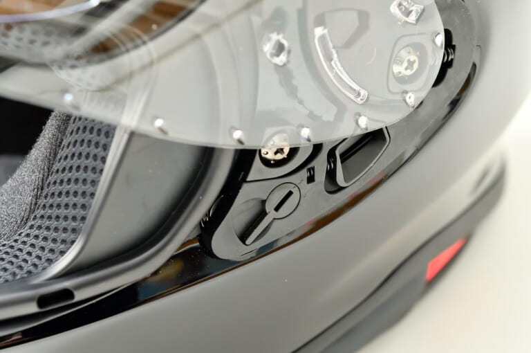 フルフェイスヘルメット|SHOEI Z-8|シールドシステム|SHOEIフルフェイスヘルメット「Z-8」インプレ【Z-7後継モデルは静けさと換気性能がアップ】