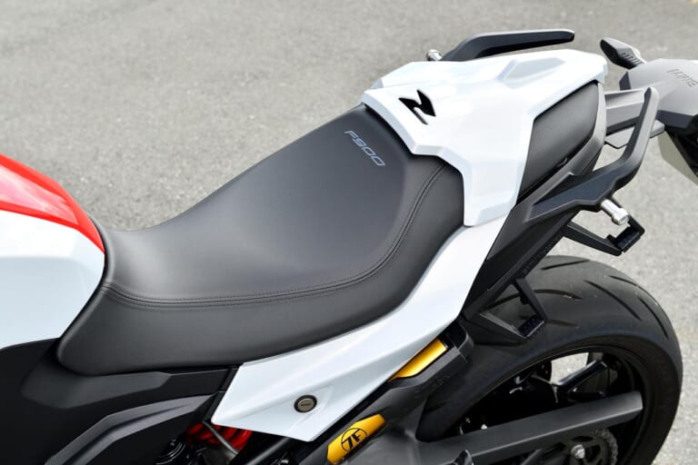 BMW F900R|スタイルスポーツパッケージ|リヤシートカバー|BMW F900R試乗インプレッション【コスパ最強! ミドルクラスの電子デバイス王】