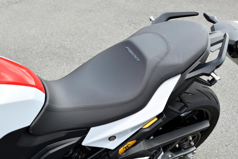 BMW F900R|スタイルスポーツパッケージ|リヤシートカバー|BMW F900R試乗インプレッション【コスパ最強! ミドルクラスの電子デバイス王】