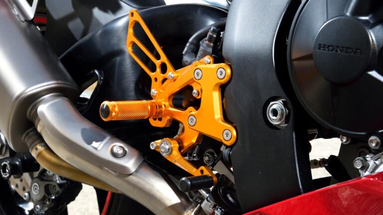 ホンダCBR1000RR-R|ベビーフェイス|パフォーマンスステップキット|最強SS=CBR1000RR-Rだからこそ、高性能ビレットパーツの見せ所〈ベビーフェイス〉