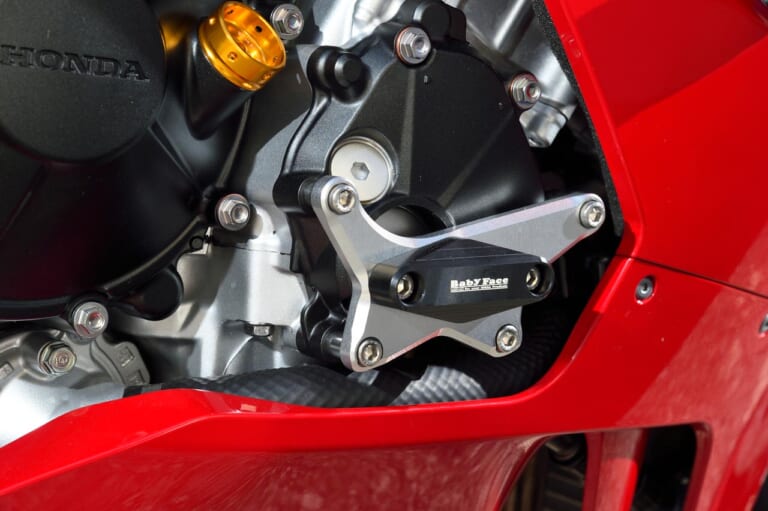 ホンダCBR1000RR-R|ベビーフェイス|エンジンスライダーR|最強SS=CBR1000RR-Rだからこそ、高性能ビレットパーツの見せ所〈ベビーフェイス〉