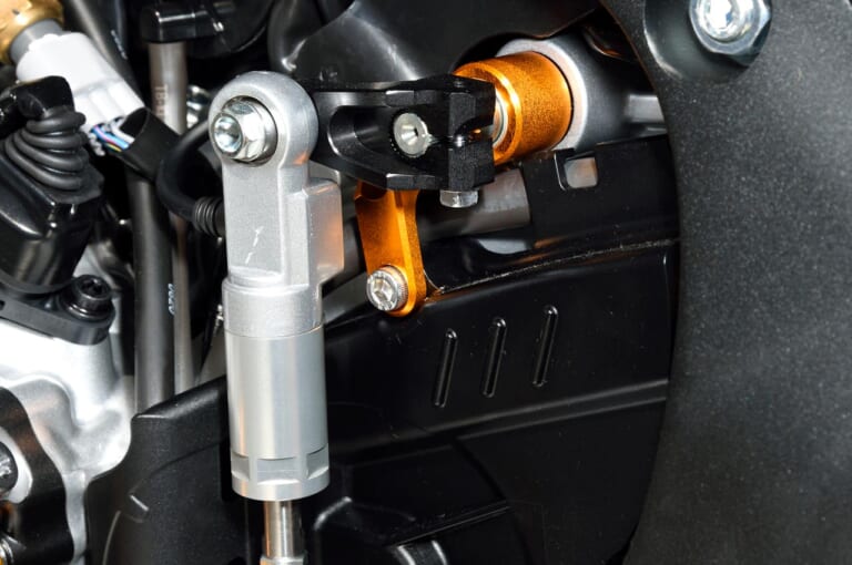 ホンダCBR1000RR-R|ベビーフェイス|スピンドルホルダー/シフトアーム|最強SS=CBR1000RR-Rだからこそ、高性能ビレットパーツの見せ所〈ベビーフェイス〉
