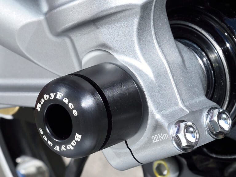 ホンダCBR1000RR-R|ベビーフェイス|アクスルプロテクターF|最強SS=CBR1000RR-Rだからこそ、高性能ビレットパーツの見せ所〈ベビーフェイス〉