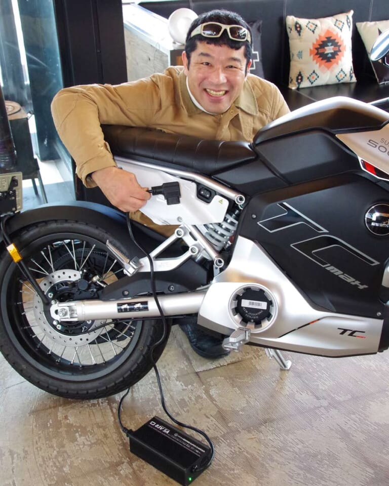 スーパーソコTC MAX|バッテリー充電|電動バイク「スーパーソコ TC  MAX」試乗インプレッション【トルクに魅了されるカフェスタイル】