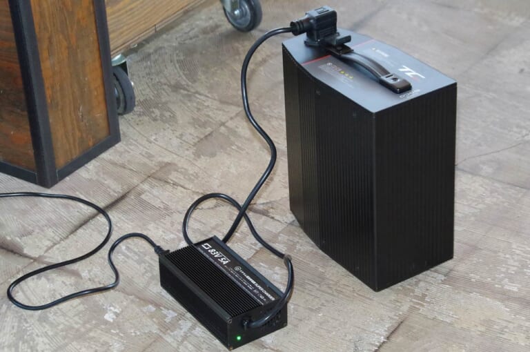 スーパーソコTC MAX|バッテリー充電|電動バイク「スーパーソコ TC  MAX」試乗インプレッション【トルクに魅了されるカフェスタイル】