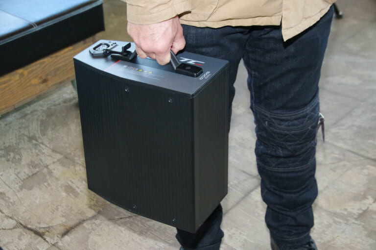 スーパーソコTC MAX|バッテリー充電|電動バイク「スーパーソコ TC  MAX」試乗インプレッション【トルクに魅了されるカフェスタイル】