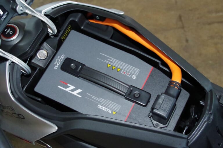 スーパーソコTC MAX|バッテリー収納|電動バイク「スーパーソコ TC  MAX」試乗インプレッション【トルクに魅了されるカフェスタイル】