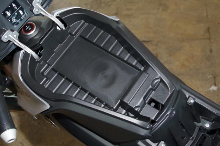 スーパーソコTC MAX|バッテリー収納|電動バイク「スーパーソコ TC  MAX」試乗インプレッション【トルクに魅了されるカフェスタイル】