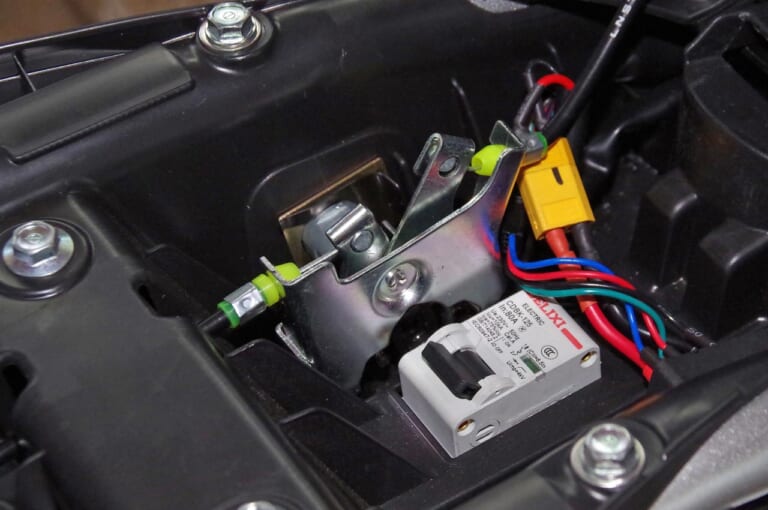 スーパーソコTC MAX|バッテリー収納|電動バイク「スーパーソコ TC  MAX」試乗インプレッション【トルクに魅了されるカフェスタイル】