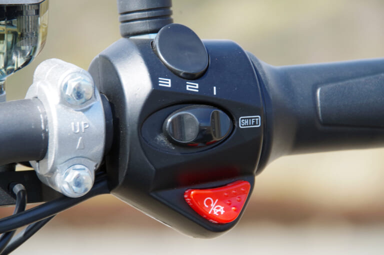 スーパーソコTC MAX|走行モードスイッチ|電動バイク「スーパーソコ TC  MAX」試乗インプレッション【トルクに魅了されるカフェスタイル】