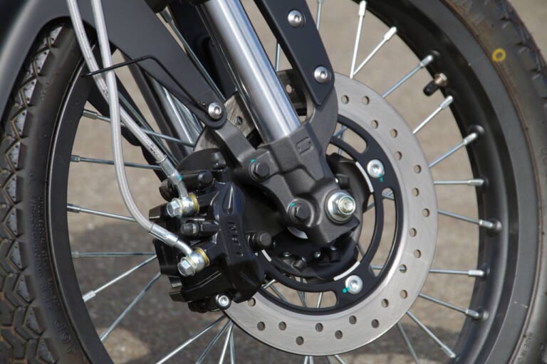 スーパーソコTC MAX|フロンドディスクブレーキ|電動バイク「スーパーソコ TC  MAX」試乗インプレッション【トルクに魅了されるカフェスタイル】