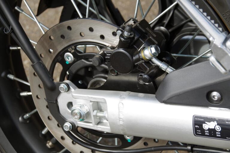 スーパーソコTC MAX|リヤCBSディスクブレーキ|電動バイク「スーパーソコ TC  MAX」試乗インプレッション【トルクに魅了されるカフェスタイル】