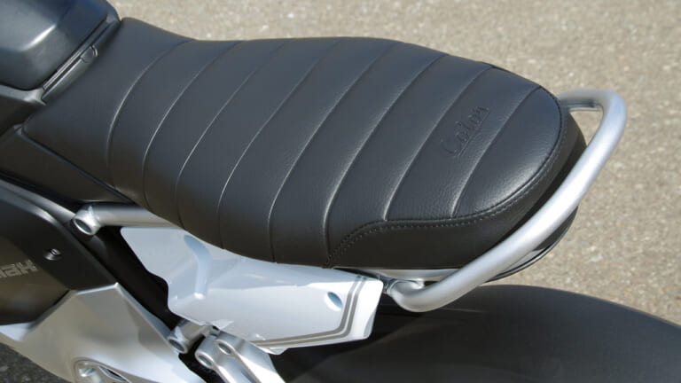 スーパーソコTC MAX|シート|電動バイク「スーパーソコ TC  MAX」試乗インプレッション【トルクに魅了されるカフェスタイル】