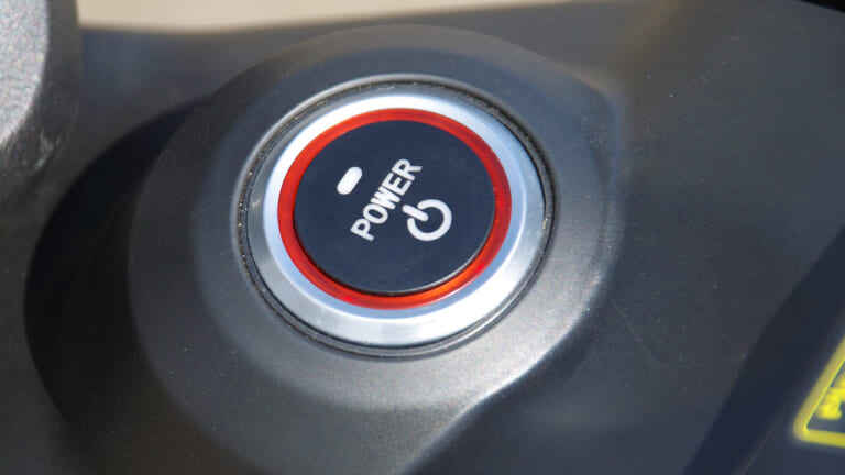 スーパーソコTC MAX|パワーボタン|電動バイク「スーパーソコ TC  MAX」試乗インプレッション【トルクに魅了されるカフェスタイル】