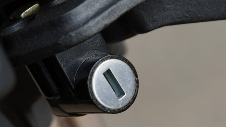 スーパーソコTC MAX|ハンドルロック|電動バイク「スーパーソコ TC  MAX」試乗インプレッション【トルクに魅了されるカフェスタイル】