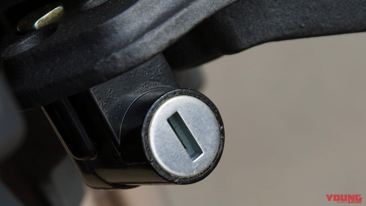 スーパーソコTC MAX|ハンドルロック|電動バイク「スーパーソコ TC  MAX」試乗インプレッション【トルクに魅了されるカフェスタイル】