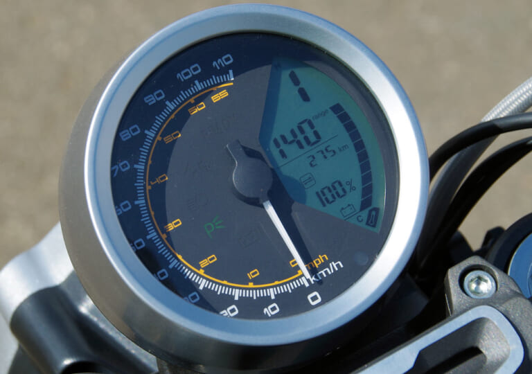 スーパーソコTC MAX|メーター|電動バイク「スーパーソコ TC  MAX」試乗インプレッション【トルクに魅了されるカフェスタイル】