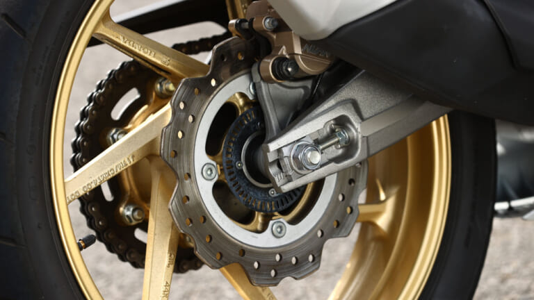 ホンダCBR250RR|リヤホイール&ブレーキディスク|ホンダCBR250RRディテール写真解説【操ること自体を楽しめるスポーツバイク】
