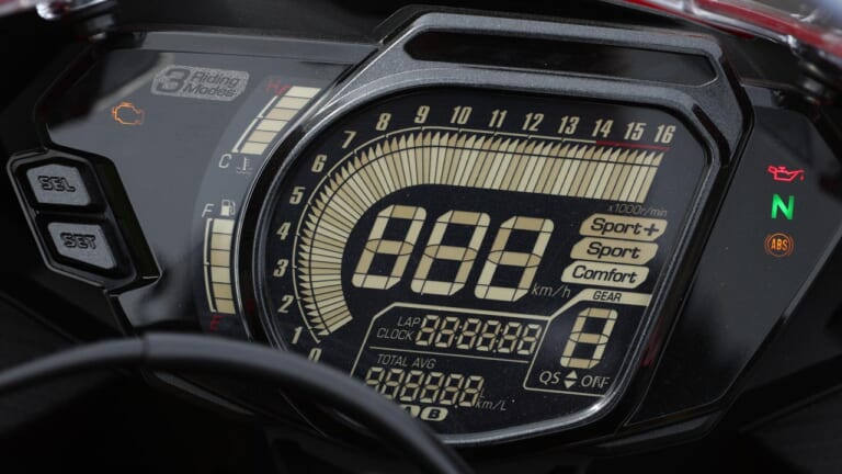 ホンダCBR250RR|デジタルメーター|ホンダCBR250RRディテール写真解説【操ること自体を楽しめるスポーツバイク】