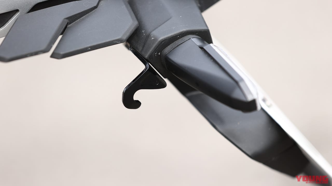 ホンダCBR250RR|荷掛けフック|ホンダCBR250RRディテール写真解説【操ること自体を楽しめるスポーツバイク】