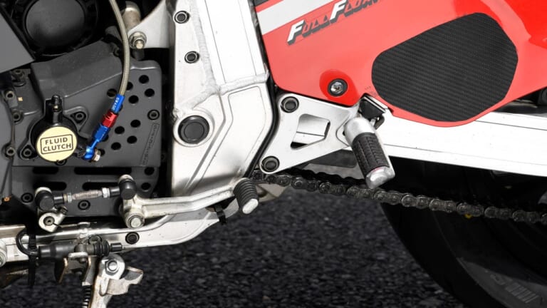 スズキ油冷GSX-Rシリーズ|ウィークポイント|ステッププレート|’80s国産名車・スズキ油冷GSX-Rシリーズ完調メンテナンス【ウィークポイント解説】