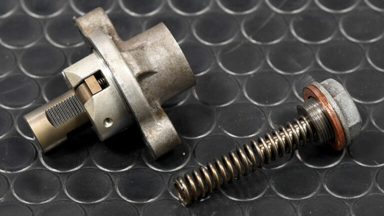 スズキ油冷GSX-Rシリーズ|ウィークポイント|カムチェーンテンショナー|’80s国産名車・スズキ油冷GSX-Rシリーズ完調メンテナンス【ウィークポイント解説】