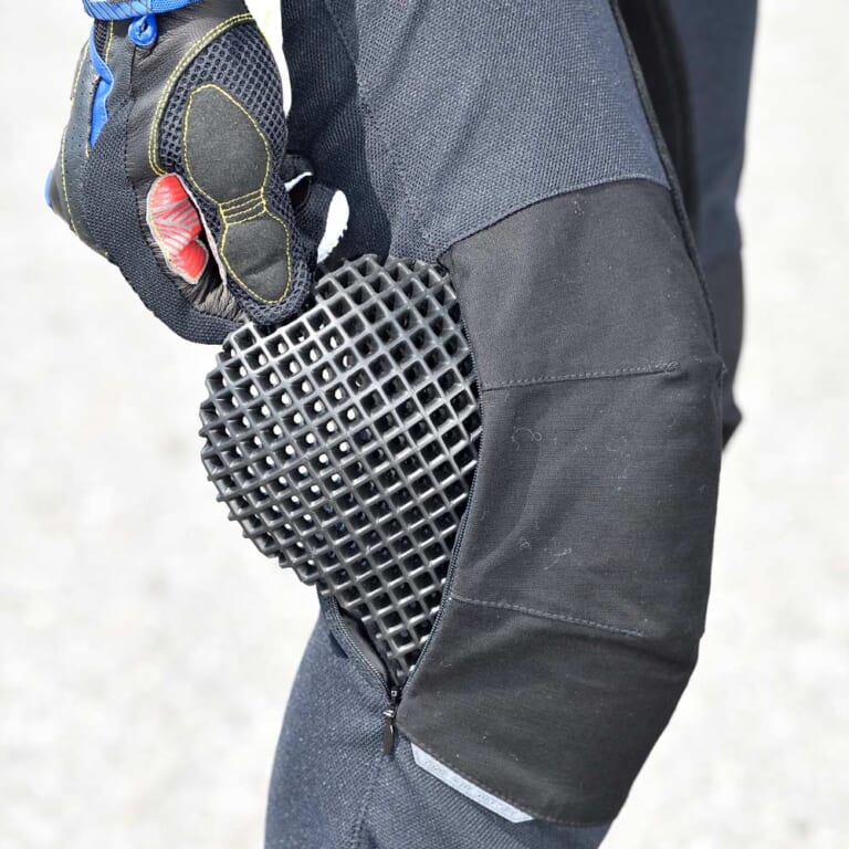 フラッグシップ エスフォーライドパンツ|プロテクター|内股の牛革スエードがタンクを強力ホールドする〈フラッグシップ エスフォーライドパンツ〉