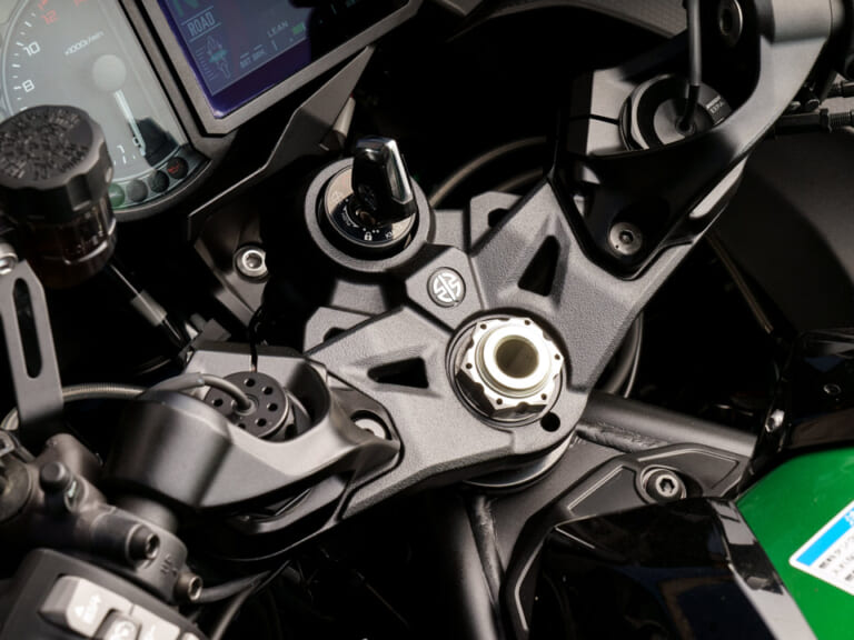 カワサキ ニンジャH2 SX SE+ トップブリッジのリバーマーク|カワサキ ニンジャH2 SX SE+試乗インプレッション【超高性能がより快適で身近に】
