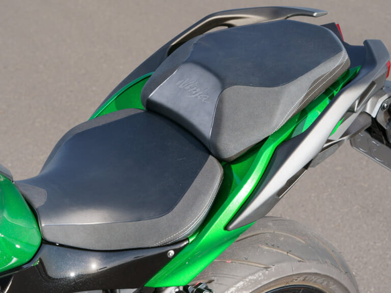 カワサキ ニンジャH2 SX SE+ シート|カワサキ ニンジャH2 SX SE+試乗インプレッション【超高性能がより快適で身近に】