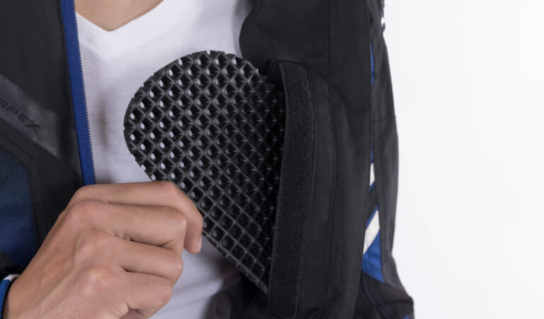 フラッグシップ シュネールジャケット FJ-S208|’21春夏ライディングギアカタログ〈フラッグシップ〉ツーリングシーンを爽快に彩るヨーロピアンスタイル