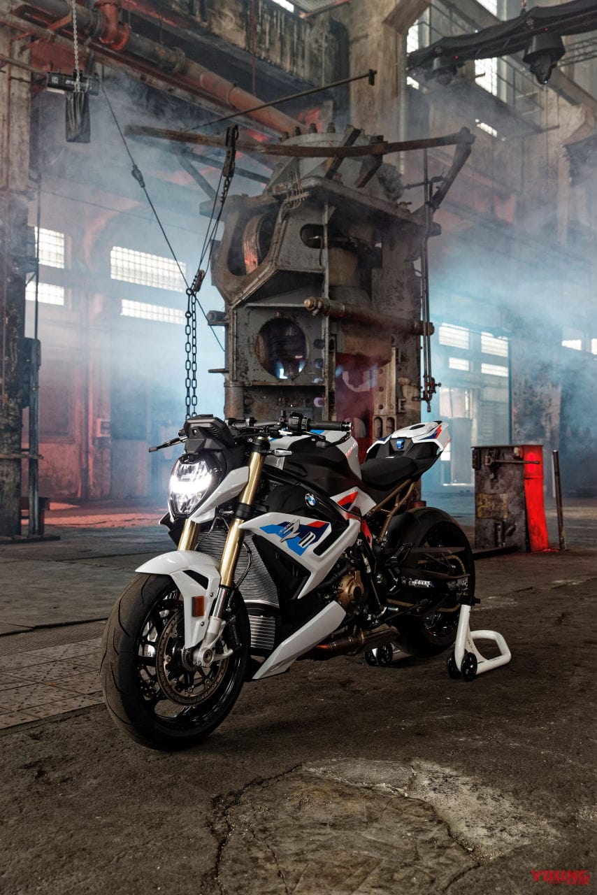 エンジンだけで5kg軽量化 Bmw新型 S1000r 登場 日本語対応ディスプレイも採用 Webヤングマシン 新車バイクニュース エンジンだけで5kg軽量化 Bmw新型 S1000r 登場 日本語対応ディスプレイも採用 Webヤングマシン 新車バイクニュース