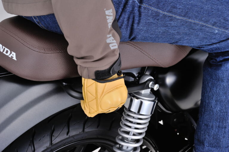 デイトナ アシストグリップ(GB350用)|デイトナからホンダGB350用パーツ続々! 車体を守るパイプガードやレトロな荷台ほか