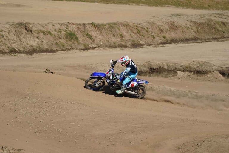 アウトラインの攻め方|インかアウトか? シーンに合わせたコース走行ラインの使い分け方〈渡辺学のオフロードライディング指南〉