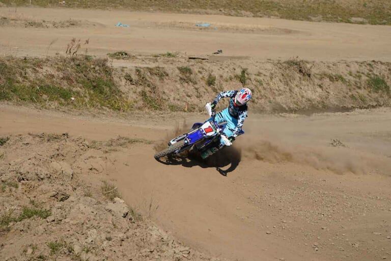 アウトラインの攻め方|インかアウトか? シーンに合わせたコース走行ラインの使い分け方〈渡辺学のオフロードライディング指南〉