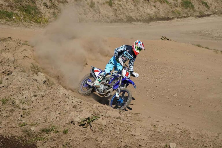 アウトラインの攻め方|インかアウトか? シーンに合わせたコース走行ラインの使い分け方〈渡辺学のオフロードライディング指南〉