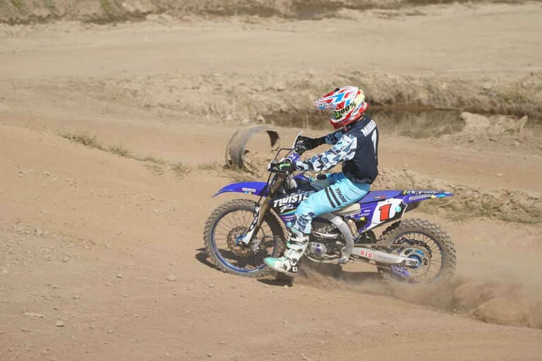 クイックターン コーナリング|インかアウトか? シーンに合わせたコース走行ラインの使い分け方〈渡辺学のオフロードライディング指南〉