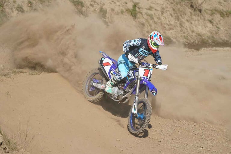 クイックターン コーナリング|インかアウトか? シーンに合わせたコース走行ラインの使い分け方〈渡辺学のオフロードライディング指南〉