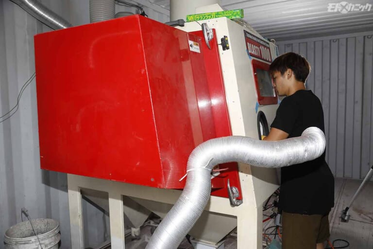 カワサキエストレヤカスタム|カーベック製サンドブラスターによる塗装前処理|カワサキ エストレヤのカスタムマシンはスポークホイールを半艶黒の丸塗りに〈美的バイク進化論〉