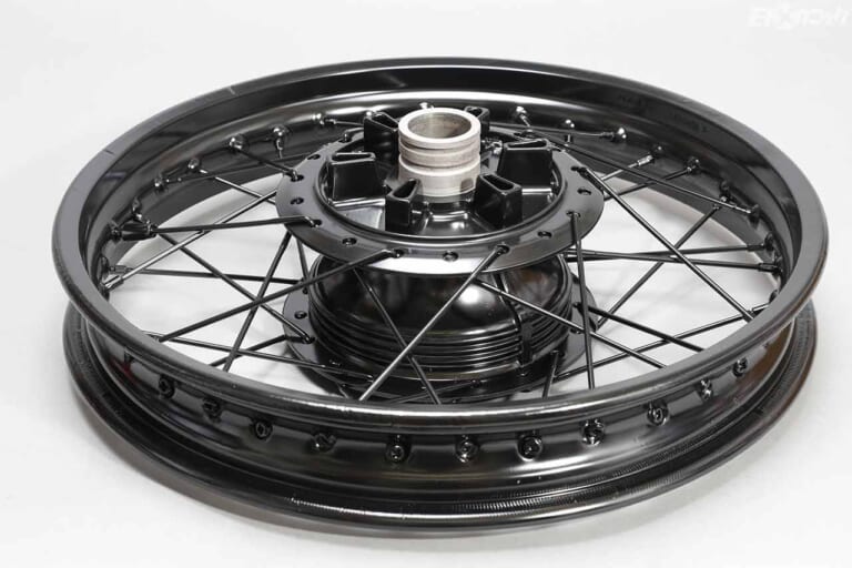 カワサキエストレヤカスタム|スポークホイールの丸塗り|カーベックパウダーコーティング|カワサキ エストレヤのカスタムマシンはスポークホイールを半艶黒の丸塗りに〈美的バイク進化論〉