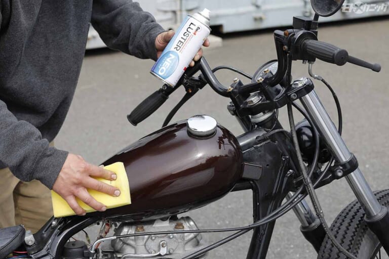 カワサキエストレヤカスタム|カーベック ポリマーコーティング ラスターネオ|塗り伸ばし|カワサキ エストレヤのカスタムマシンはスポークホイールを半艶黒の丸塗りに〈美的バイク進化論〉