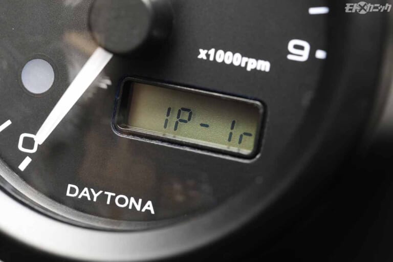 本体裏側のモードボタンにより点火方式が表示される|ホンダCT125ハンターカブにボルトオンでコンパクトなタコメーターを追加〈デイトナ〉