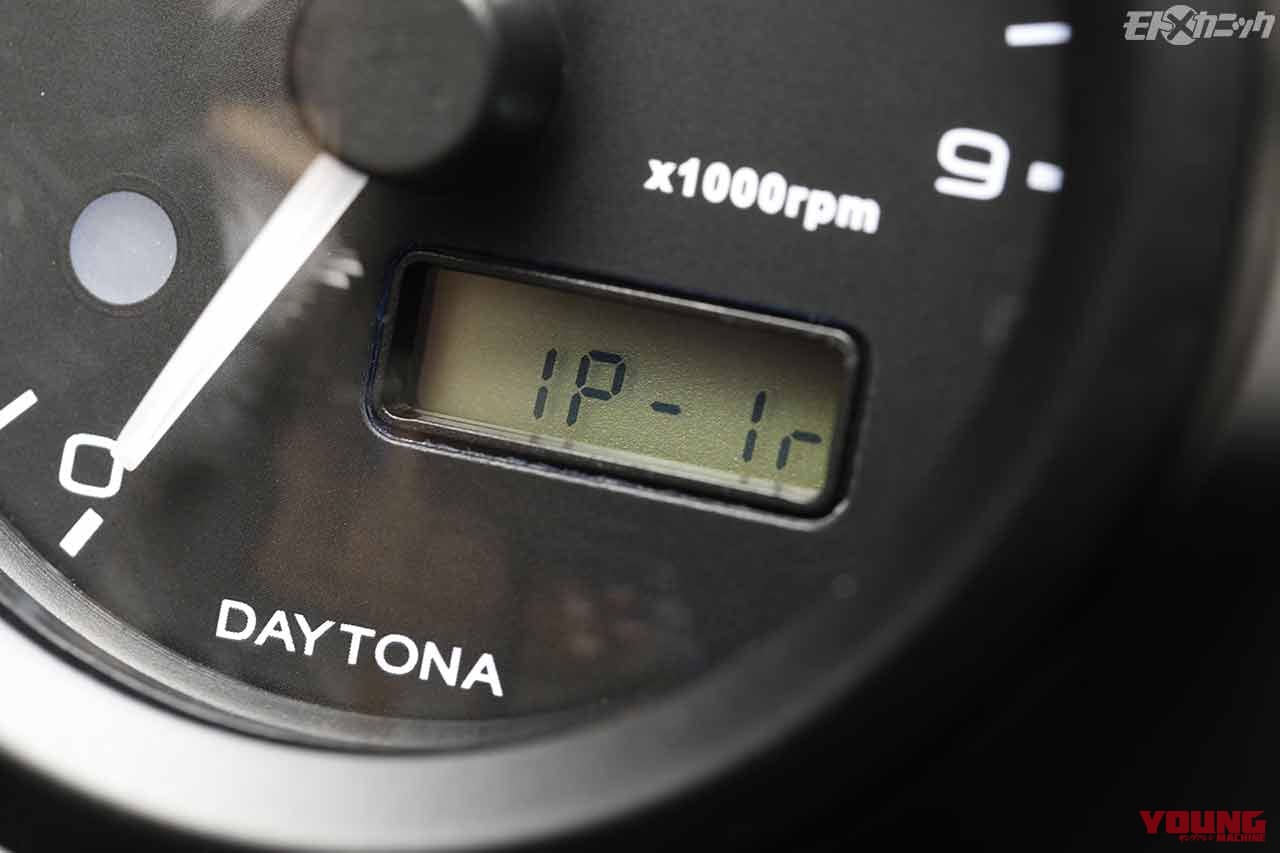 本体裏側のモードボタンにより点火方式が表示される|ホンダCT125ハンターカブにボルトオンでコンパクトなタコメーターを追加〈デイトナ〉