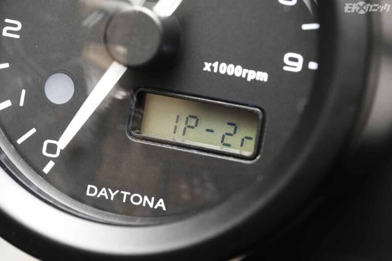 本体裏側のモードボタンにより点火方式が表示される|ホンダCT125ハンターカブにボルトオンでコンパクトなタコメーターを追加〈デイトナ〉