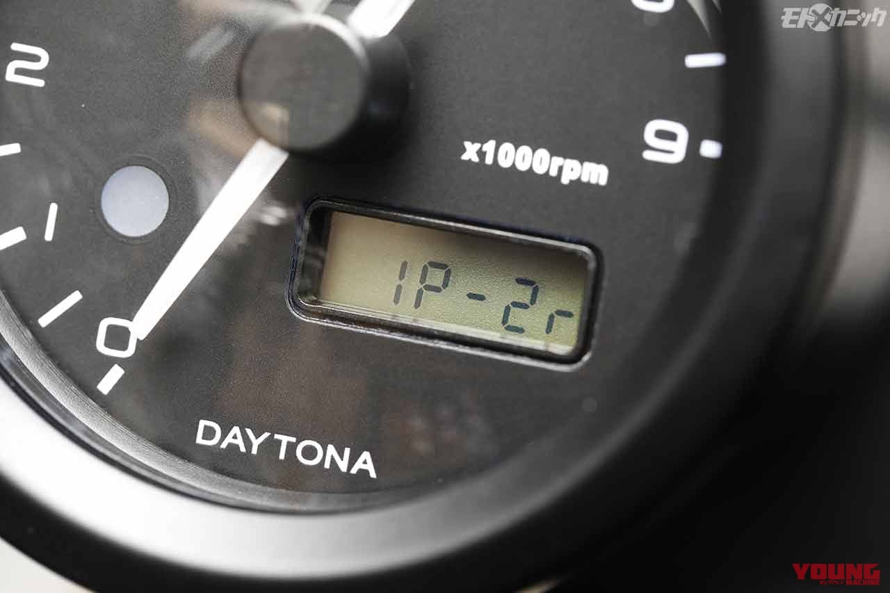 本体裏側のモードボタンにより点火方式が表示される|ホンダCT125ハンターカブにボルトオンでコンパクトなタコメーターを追加〈デイトナ〉