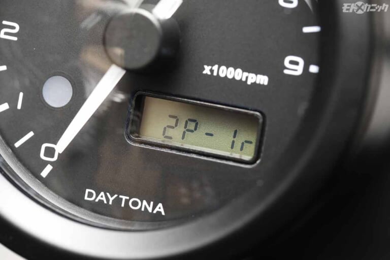 本体裏側のモードボタンにより点火方式が表示される|ホンダCT125ハンターカブにボルトオンでコンパクトなタコメーターを追加〈デイトナ〉