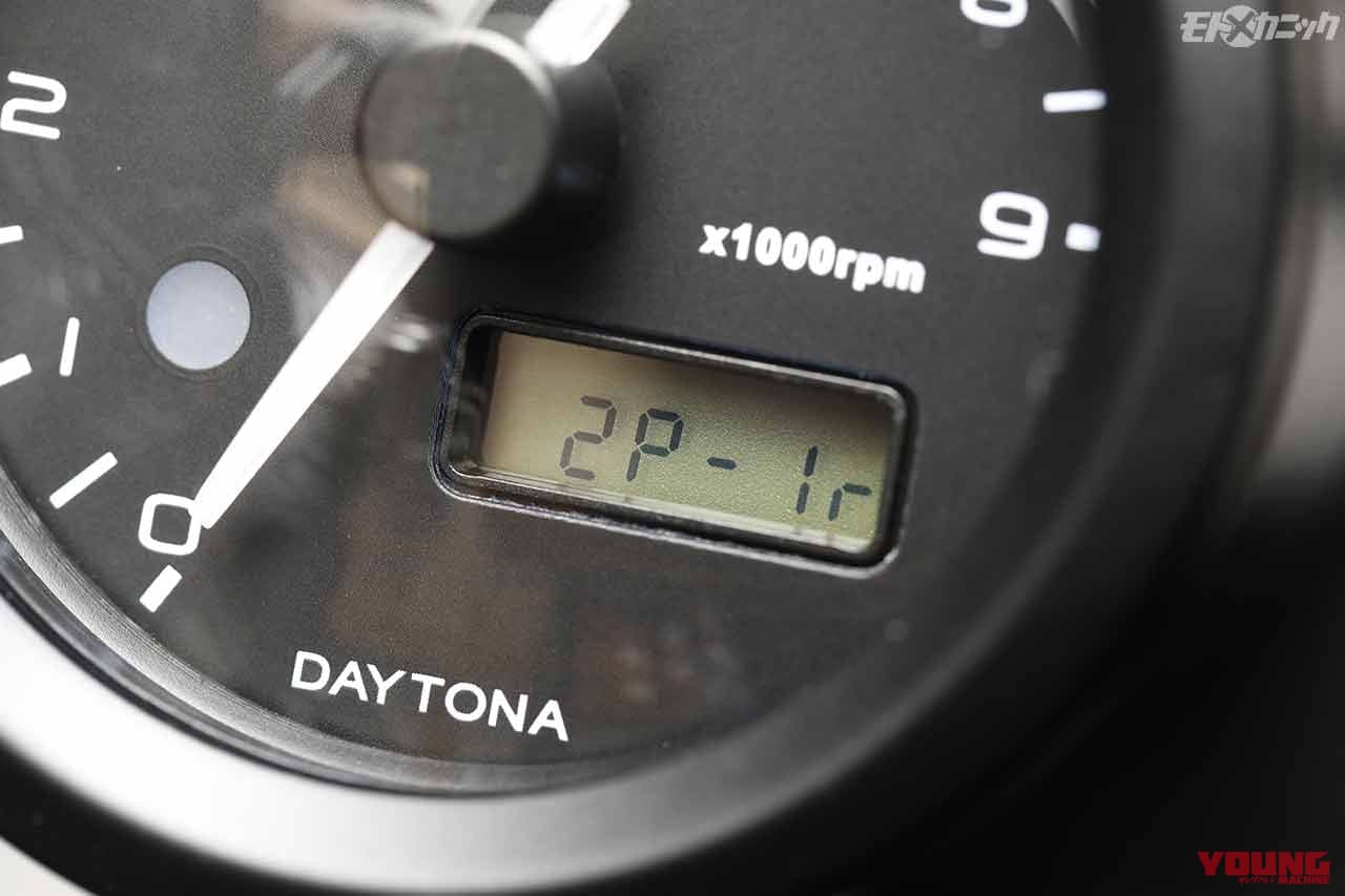 |ホンダCT125ハンターカブにボルトオンでコンパクトなタコメーターを追加〈デイトナ〉