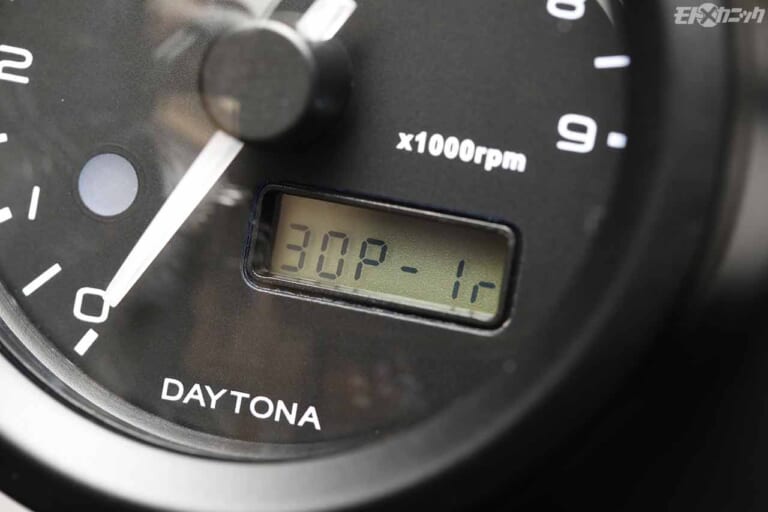 本体裏側のモードボタンにより点火方式が表示される|ホンダCT125ハンターカブにボルトオンでコンパクトなタコメーターを追加〈デイトナ〉